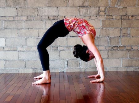йога упражнение мостик