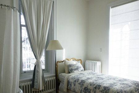 современные шторы для спальни