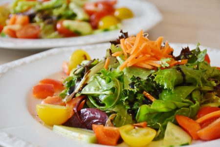 витаминный салат из овощей и зелени