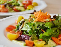 витаминный салат из овощей и зелени