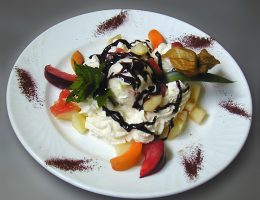 фруктовый салат с шоколадным соусом